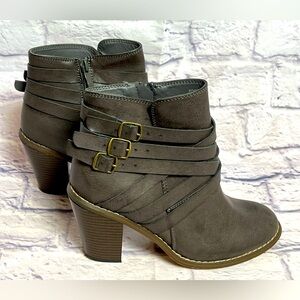 Women’s Heeled Booties With Zipper Closure